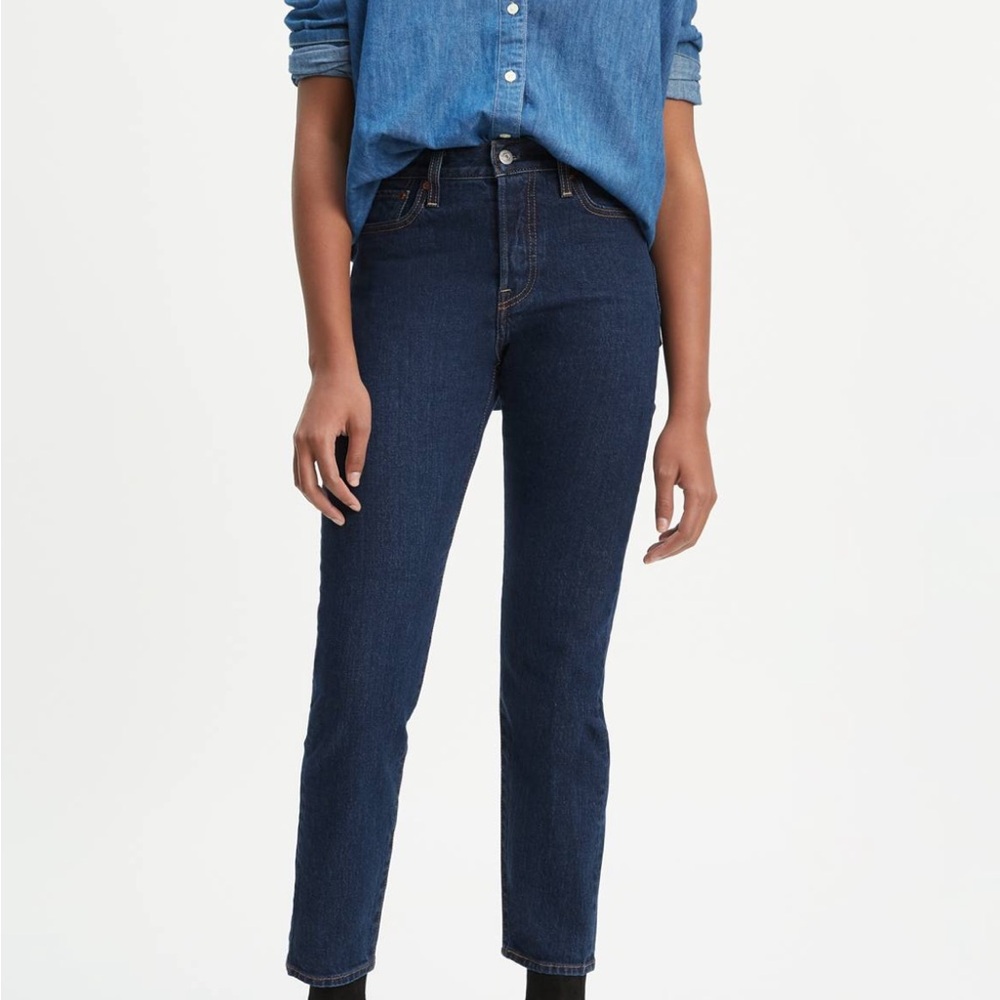 Levi’s wedgie fit size 28 in dark wash NWT